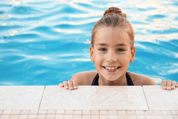 Niña feliz en la piscina en el día soleado — Foto de Stock