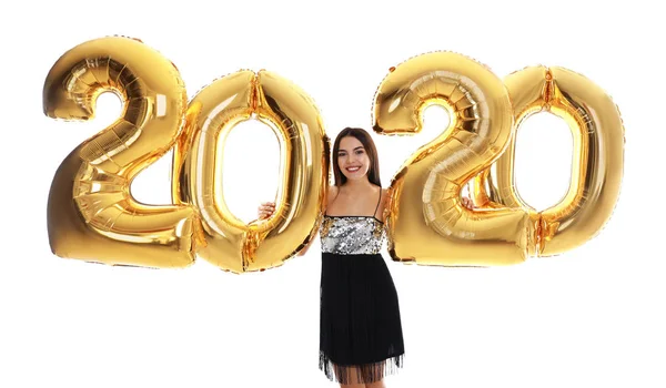 Giovane donna felice con palloncini dorati 2020 su sfondo bianco. Festeggiamenti di Capodanno — Foto Stock