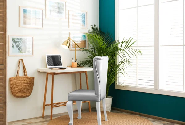 Stijlvolle thuis werkplek met elegante grijze stoel in de buurt van venster. Interieur — Stockfoto