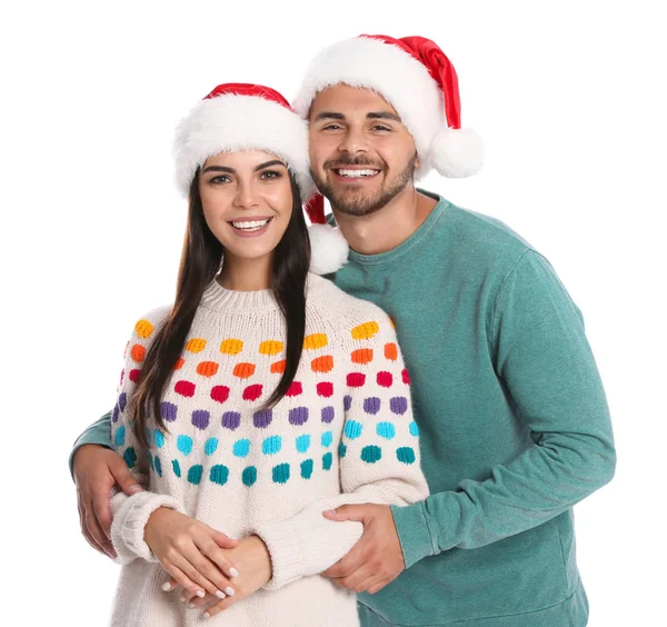 Preciosa pareja joven en sombreros de Santa sobre fondo blanco. Celebración de Navidad —  Fotos de Stock