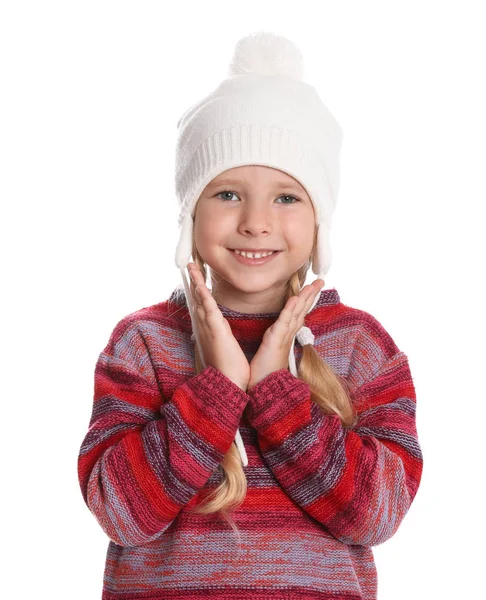 Jolie petite fille en pull chaud et chapeau sur fond blanc. Saison d'hiver — Photo