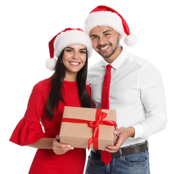 Bella giovane coppia in Babbo Natale cappelli con scatola regalo su sfondo bianco. Celebrazione di Natale — Foto Stock