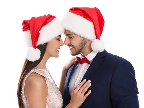 Preciosa pareja joven en sombreros de Santa sobre fondo blanco. Celebración de Navidad — Foto de Stock