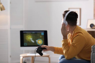 Evde Video Oyunları Oynayan Genç Adam