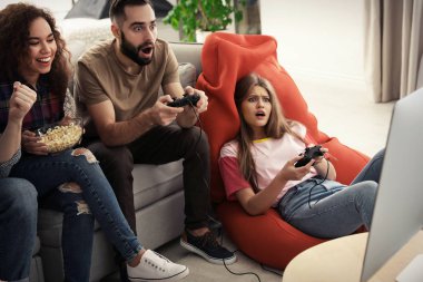 Evde video oyunları oynarken duygusal arkadaşlar