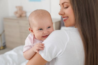 Anne evde onu sevimli bebek tutarak