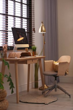 Pencerede modern işyeri ile şık oda iç