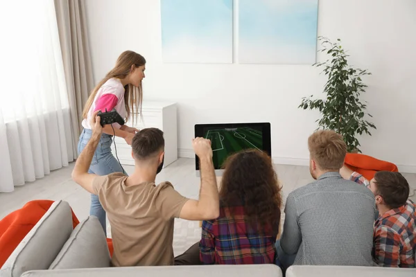 Amigos emocionais jogando videogames em casa — Fotografia de Stock