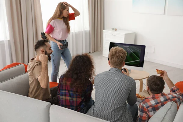 Amigos emocionais jogando videogames em casa — Fotografia de Stock