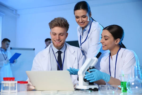 Group of scientists working in modern chemistry laboratory — Stock Photo, Image