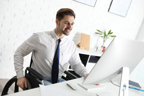 Retrato de homem em cadeira de rodas no local de trabalho — Fotografia de Stock