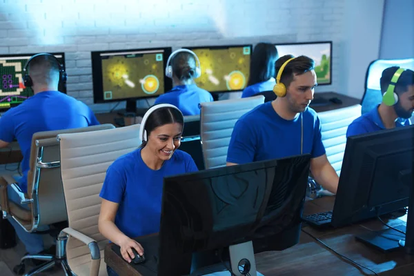 屋内のコンピュータでビデオゲームをしている若者たち。eスポーツトーナメント — ストック写真