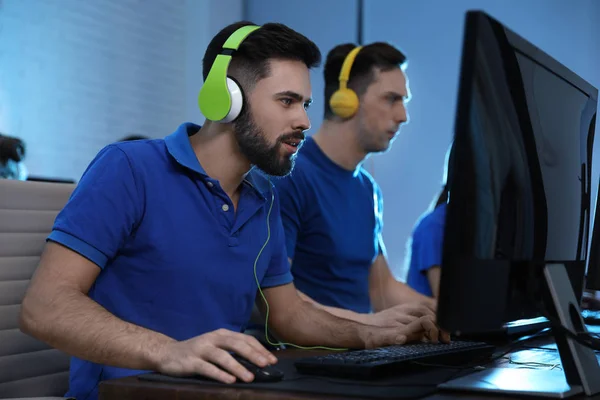 Jovens jogando videogames em computadores dentro de casa. Torneio Esports — Fotografia de Stock