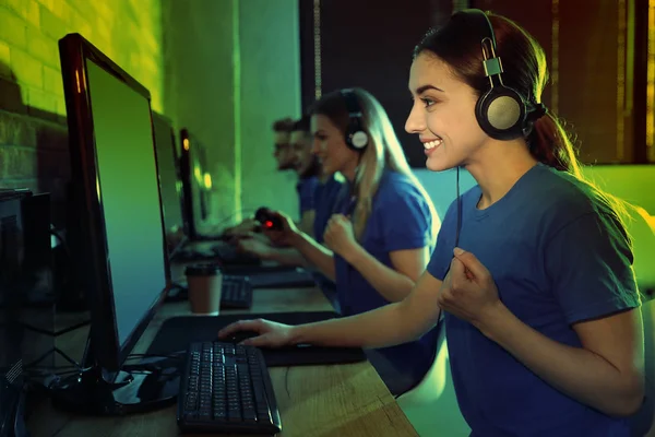 Grupa ludzi grających w gry wideo w kawiarence internetowej, odcień kolorów — Zdjęcie stockowe