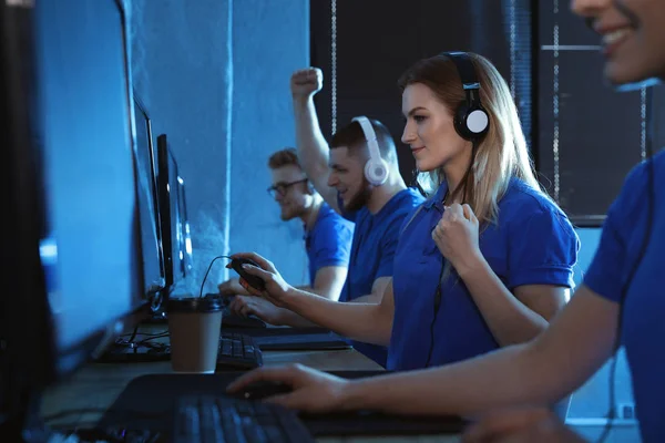 Группа людей, играющих в видеоигры в интернет-кафе — стоковое фото