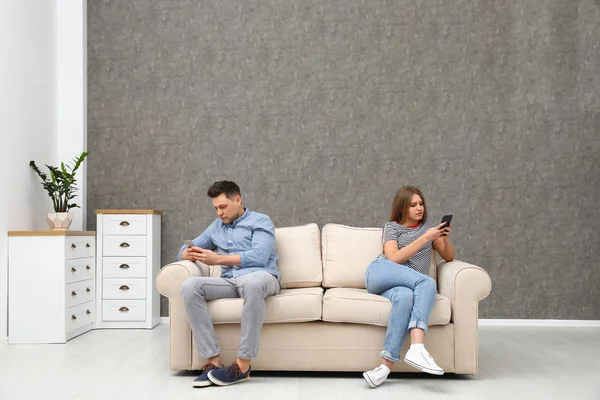 Paar betrokken bij smartphones terwijl tijd samen doorbrengen thuis. Loneliness concept — Stockfoto