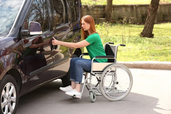 Kobieta na wózku inwalidzkim drzwi jej van na dworze — Zdjęcie stockowe