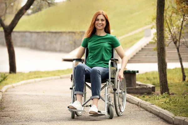 晴れた日に公園で車椅子の若い女性 — ストック写真