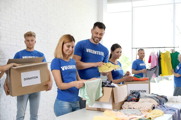 Kapalı kutularda bağış toplayan gönüllülerden oluşan ekip — Stok fotoğraf