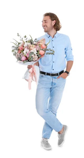 Jovem homem bonito com lindo buquê de flores no fundo branco — Fotografia de Stock