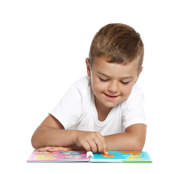 Симпатичный маленький мальчик читает книгу на белом фоне — стоковое фото