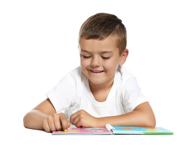 Söt liten pojke läser bok på vit bakgrund — Stockfoto