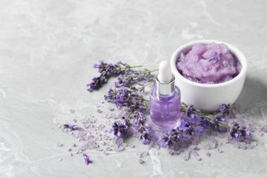 Gri mermer masada doğal kozmetik yağ, banyo tuzu, scrub ve lavanta çiçekleri, metin için alan