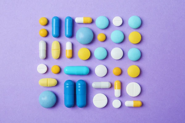 Πολλά διαφορετικά χάπια στο φόντο χρώμα, επάνω όψη — Φωτογραφία Αρχείου