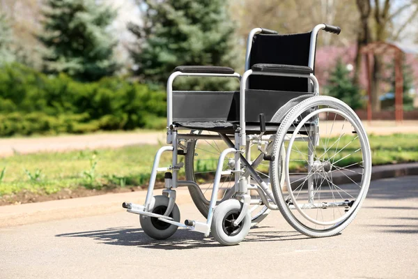 Порожній інвалідний візок у міському парку на сонячний день — стокове фото