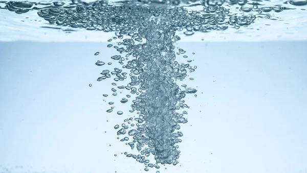 Agua dulce con burbujas sobre fondo azul — Foto de Stock