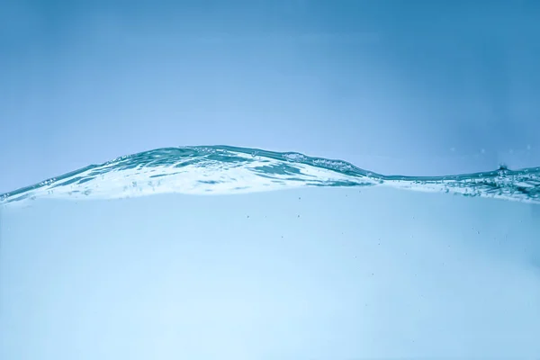 Onda de água doce clara no fundo azul — Fotografia de Stock