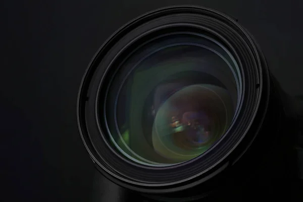 Čočka profesionální kamery na černém pozadí, zaostřená — Stock fotografie