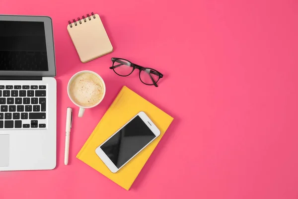 Composición plana con dispositivos modernos y herramientas de oficina sobre fondo rosa. Espacio para texto — Foto de Stock