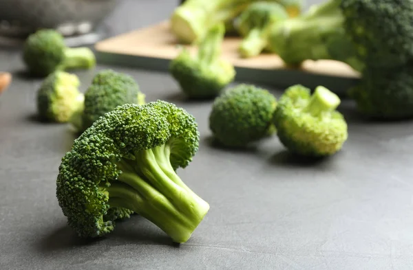 Brokoli hijau segar di meja abu-abu, tutup. Ruang untuk teks — Stok Foto