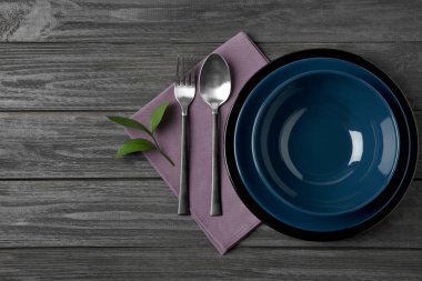 Koyu ahşap arka plan üzerinde güzel masa ayarı, düz yatıyordu