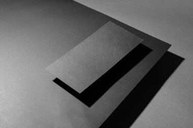 Koyu arka plan üzerinde siyah levha. Tasarım için mockup