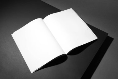Karanlık arka planda boş kitap sayfaları. Tasarım için mockup