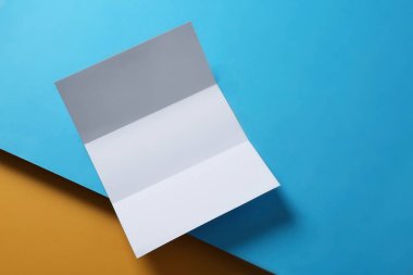 Renkli arka planda boş el ilanı. Tasarım için mockup