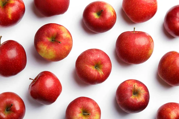 Maturo succose mele rosse su sfondo bianco, vista dall'alto — Foto Stock