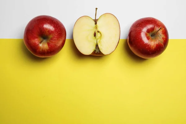 Composición plana con manzanas rojas jugosas maduras sobre fondo de color, espacio para texto — Foto de Stock