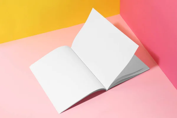 Пустые страницы книги на цветном фоне. Макет для дизайна — стоковое фото