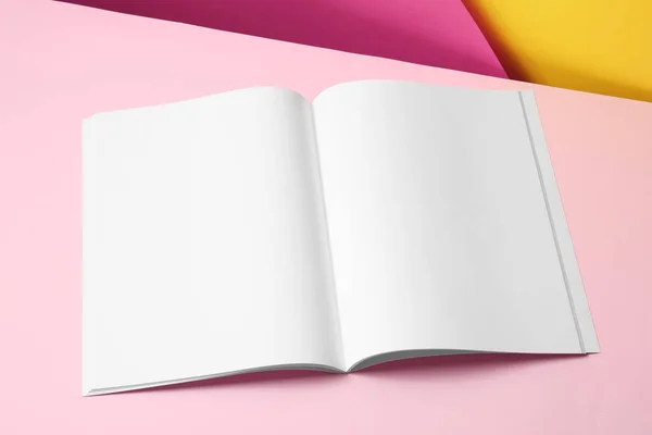 Páginas vacías de libros sobre fondo de color. Burla para el diseño —  Fotos de Stock