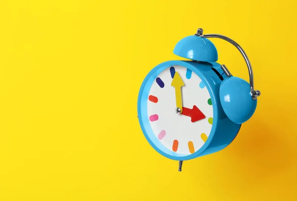 Alarm clock on yellow background. Space for text — Stock Photo, Image