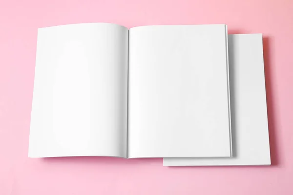 ピンクの背景、トップビュー上の空のブックページ。デザインモックアップ — ストック写真