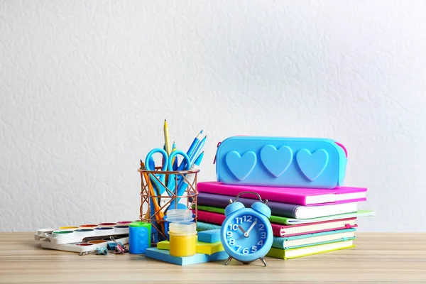 Diferentes artigos de papelaria escolar em mesa de madeira contra fundo branco — Fotografia de Stock