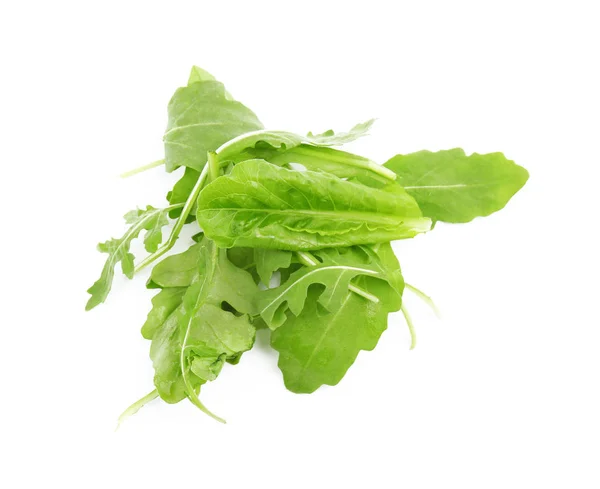 Hoop verse salade greens op witte achtergrond, bovenaanzicht — Stockfoto