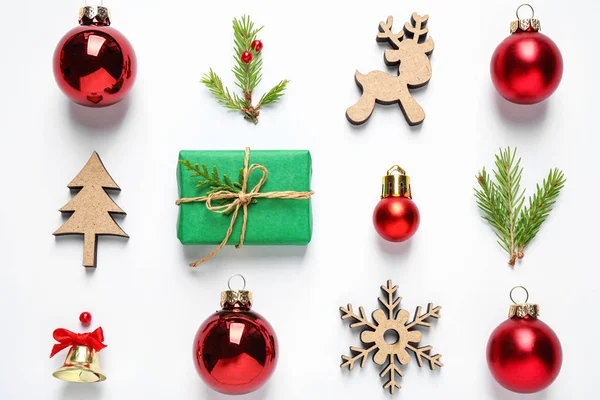 Composición laica plana con regalo de Navidad y decoración festiva sobre fondo blanco — Foto de Stock