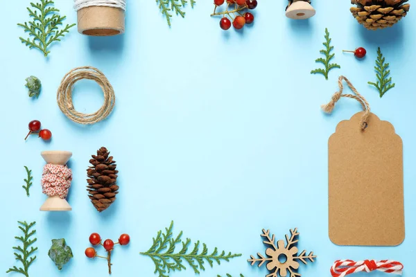 Noel öğeleri ve mavi arka plan metin için alan ile Düz yatıyordu kompozisyon