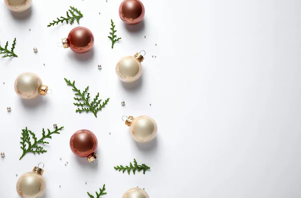 Ploché složení s vánočními dekoracemi na bílém pozadí — Stock fotografie