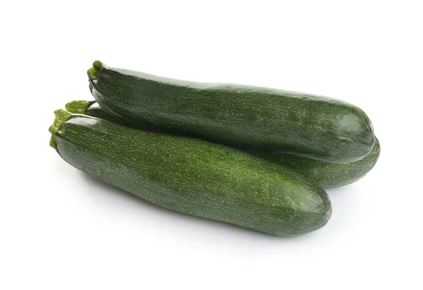 Zucchine verdi mature fresche isolate su bianco — Foto Stock